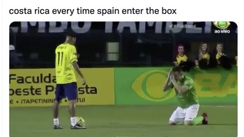 Kosta Rika langsung mohon ampun jika pemain Spanyol sudah mendekati gawang mereka. Foto: Twitter