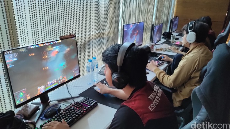 IESF World Esports Championships 2022 dalam beberapa hari ke depan akan segera digelar. Tim detikINET berkesempatan mengintip persiapan timnas Dota 2 dan CS:GO.