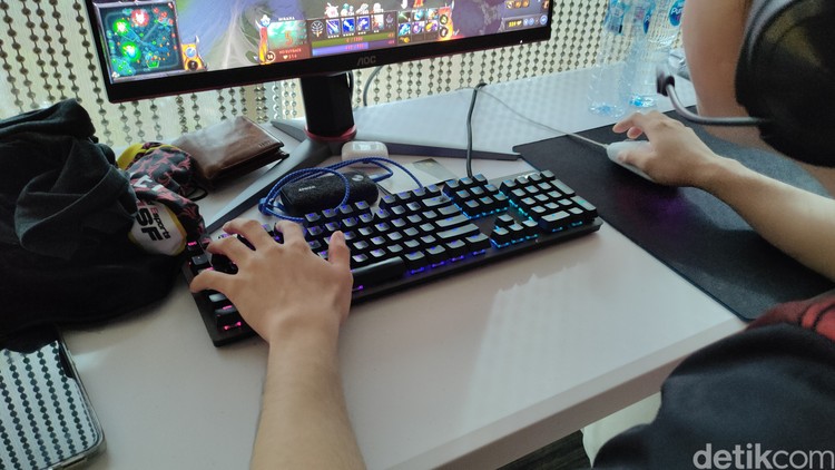 Mengintip Persiapan Timnas Dota 2 & CS:GO di World Esports Championships IESF World Esports Championships 2022 dalam beberapa hari ke depan akan segera digelar. Tim detikINET berkesempatan mengintip persiapan timnas Dota 2 dan CS:GO.