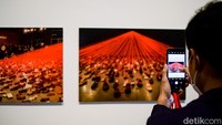 Pengunjung mengamati instalasi karya Chiharu Shiota yang bertajuk The Soul Trembles di Museum MACAN, Jakarta Barat, Kamis (24/11/2022).  Foto: Andhika Prasetia/ detikcom