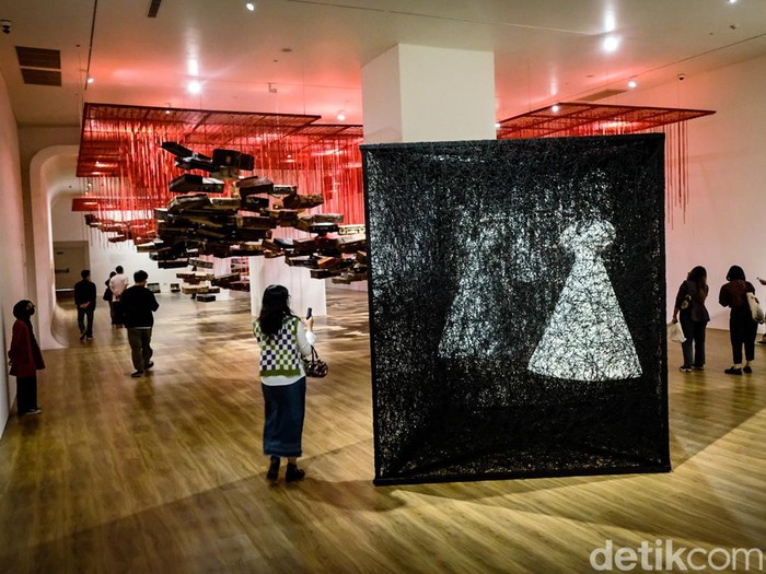 Pengunjung mengamati instalasi karya Chiharu Shiota yang bertajuk The Soul Trembles di Museum MACAN, Jakarta Barat, Kamis (24/11/2022). Karya Chiharu Shiota memberikan bentuk pada kesadaran manusia dan pengalaman yang bersifat non-fisik seperti ingatan, pemikiran, ketakutan, mimpi, dan keheningan.