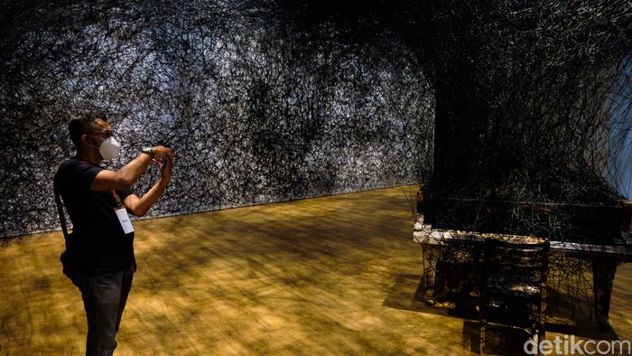 Pengunjung mengamati instalasi karya Chiharu Shiota yang bertajuk The Soul Trembles di Museum MACAN, Jakarta Barat, Kamis (24/11/2022). Karya Chiharu Shiota memberikan bentuk pada kesadaran manusia dan pengalaman yang bersifat non-fisik seperti ingatan, pemikiran, ketakutan, mimpi, dan keheningan.