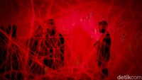 Pameran solo Chiharu Shiota ini merayakan perjalanan artistik sang seniman selama 30 tahun berkarya. Foto: Andhika Prasetia/ detikcom