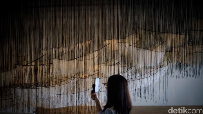 Pengunjung mengamati instalasi karya Chiharu Shiota yang bertajuk The Soul Trembles di Museum MACAN, Jakarta Barat, Kamis (24/11/2022). Karya Chiharu Shiota memberikan bentuk pada kesadaran manusia dan pengalaman yang bersifat non-fisik seperti ingatan, pemikiran, ketakutan, mimpi, dan keheningan.