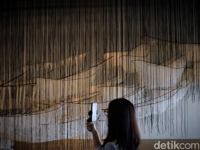 Pengunjung mengamati instalasi karya Chiharu Shiota yang bertajuk The Soul Trembles di Museum MACAN, Jakarta Barat, Kamis (24/11/2022). Karya Chiharu Shiota memberikan bentuk pada kesadaran manusia dan pengalaman yang bersifat non-fisik seperti ingatan, pemikiran, ketakutan, mimpi, dan keheningan.