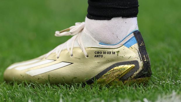 Messi memakai sepatu barunya untuk pertama kalinya dalam pertandingan pembuka Argentina melawan Arab Saudi. (Getty Images/Amin Mohammad Jamali)
