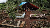 Sekitar enam tenda ukuran sedang hingga besar berdiri di atas TPU Kampung Rawa Cina, Nagrak, Cianjur, Jawa Barat.