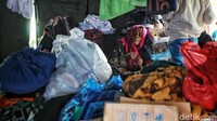 Tenda itu didirikan warga secara mandiri untuk mengungsi karena tidak memiliki tempat yang memadai