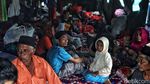 Miris, Korban Gempa Cianjur Ngungsi di Kuburan