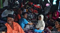 Warga mengungsi karena rumahnya rusak akibat gempa bumi.