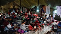 Meski diselimuti ketakutan, warga memilih lokasi tersebut dikarenakan trauma akan gempa susulan.