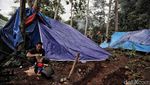 Miris, Korban Gempa Cianjur Ngungsi di Kuburan