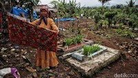 Menurut keterangan warga, ada sekitar 200 jiwa yang mengungsi di kuburan tersebut. 
