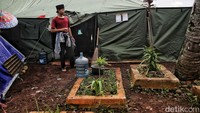 Kondisi di tenda minim dengan penerangan, karena aliran listrik di wilayah tersebut belum menyala.  