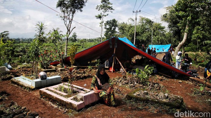 Miris, Korban Gempa Cianjur Ngungsi di Kuburan Puluhan ribu warga mengungsi akibat gempa bumi di Cianjur. Bahkan sebagian dari mereka mengungsi di tempat pemakaman umum Kampung Rawa Cina, Desa Nagrak.