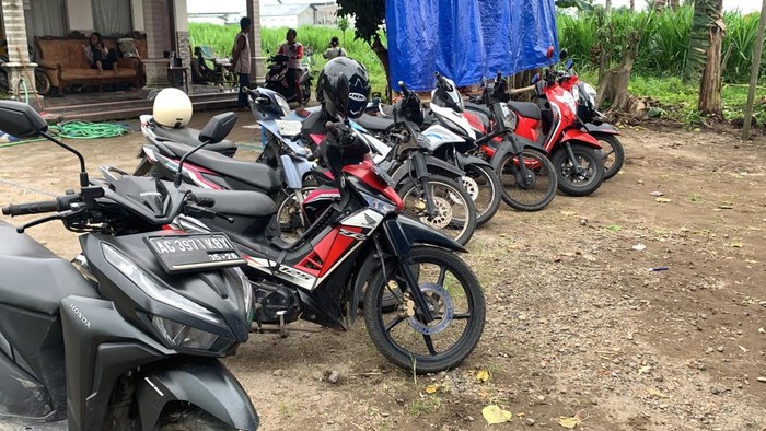 Motor milik penjudi ayam yang ditinggalkan di arena judi sabung ayam Blitar