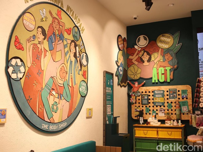 Mural dari bahan plastik bekas di gerai baru The Body Shop di Pakuwon Mall Yogyakarta, Kamis (24/11/2022).