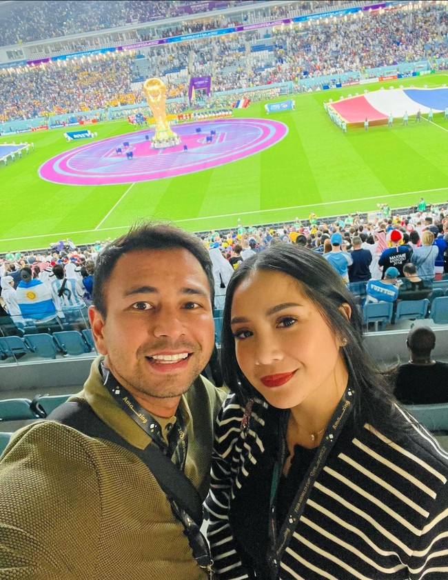 Nagita terlihat menemani suaminya menonton langsung pertandingan sepak bola tersebut. Penampilan Nagita pun rupanya berhasil mencuri atensi, tak sedikit yang memuji kecantikan ibu dua orang anak itu. Foto: Instagram/@raffinagita1717