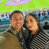 Nagita terlihat menemani suaminya menonton langsung pertandingan sepak bola tersebut. Penampilan Nagita pun rupanya berhasil mencuri atensi, tak sedikit yang memuji kecantikan ibu dua orang anak itu. Foto: Instagram/@raffinagita1717