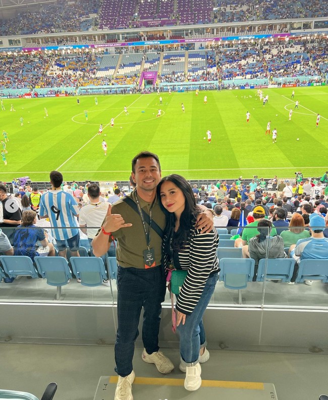 Mengenakan kaos lengan panjang garis-garis yang dipadukan dengan celana jeans dan sepatu putih, penampilan Nagita tampak begitu simpel. Ditambah dengan rambut panjang hitamnya yang dikeriting gantung dan dibiarkan terurai, serta riasan wajah natural dan lipstik merah, penampilan Nagita jadi terlihat kian mempesona. Foto: Instagram/@raffinagita1717