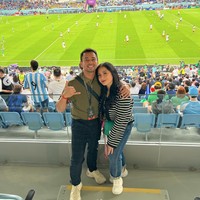 Mengenakan kaos lengan panjang garis-garis yang dipadukan dengan celana jeans dan sepatu putih, penampilan Nagita tampak begitu simpel. Ditambah dengan rambut panjang hitamnya yang dikeriting gantung dan dibiarkan terurai, serta riasan wajah natural dan lipstik merah, penampilan Nagita jadi terlihat kian mempesona. Foto: Instagram/@raffinagita1717