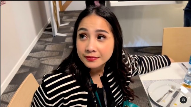 Kolom unggahan Instagramnya pun sampai dipenuhi dengan pujian dari para netizen. Tak sedikit yang menyebut aura Nagita jadi makin terpancar ketika berlibur ke luar negeri. Knp sih kalian tuh kalo keluar negeri, auranya makin makin, komentar salah seorang netizen. Foto: Instagram/@raffinagita1717