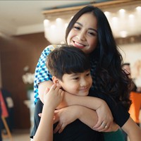 Berpose bersama anak pertamanya, Rafathar, begini gaya Nagita Slavina. Seperti biasa, penampilannya itu selalu terlihat santai dan riasan wajahnya pun natural. Mama gigi kalo lagi di luar negeri vibes nya gilak ya cantik banget bening, komentar netizen. Foto: Instagram/@raffinagita1717