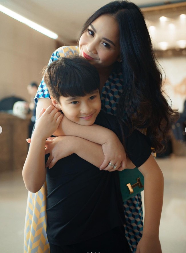 Ekspresi bahagia di wajah Nagita Slavina juga tampak jelas terlihat. Bagaimana tidak, selama di Qatar ia dan keluarga juga jadi bisa menikmati quality time bersama. Foto: Instagram/@raffinagita1717