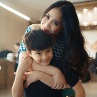 Ekspresi bahagia di wajah Nagita Slavina juga tampak jelas terlihat. Bagaimana tidak, selama di Qatar ia dan keluarga juga jadi bisa menikmati quality time bersama. Foto: Instagram/@raffinagita1717