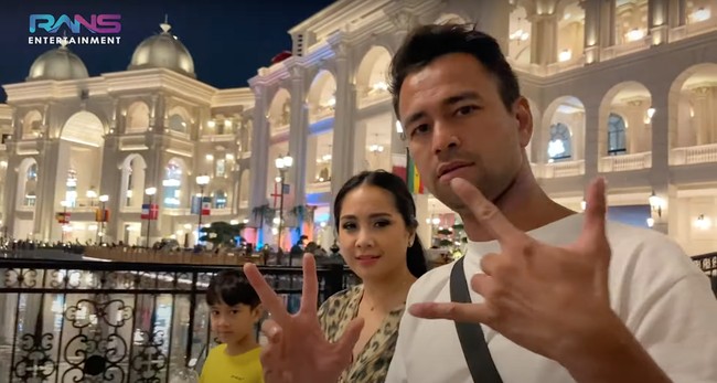 Tak hanya untuk menonton Piala Dunia 2022, selama di sana Nagita dan keluarganya itu pun tampak mengunjungi beberapa tempat. Seperti di dalam foto, terlihat Nagita, Raffi dan Rafathar yang sedang berjalan-jalan menikmati liburannya di Qatar. Foto: YouTube/Rans Entertainment