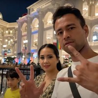 Tak hanya untuk menonton Piala Dunia 2022, selama di sana Nagita dan keluarganya itu pun tampak mengunjungi beberapa tempat. Seperti di dalam foto, terlihat Nagita, Raffi dan Rafathar yang sedang berjalan-jalan menikmati liburannya di Qatar. Foto: YouTube/Rans Entertainment