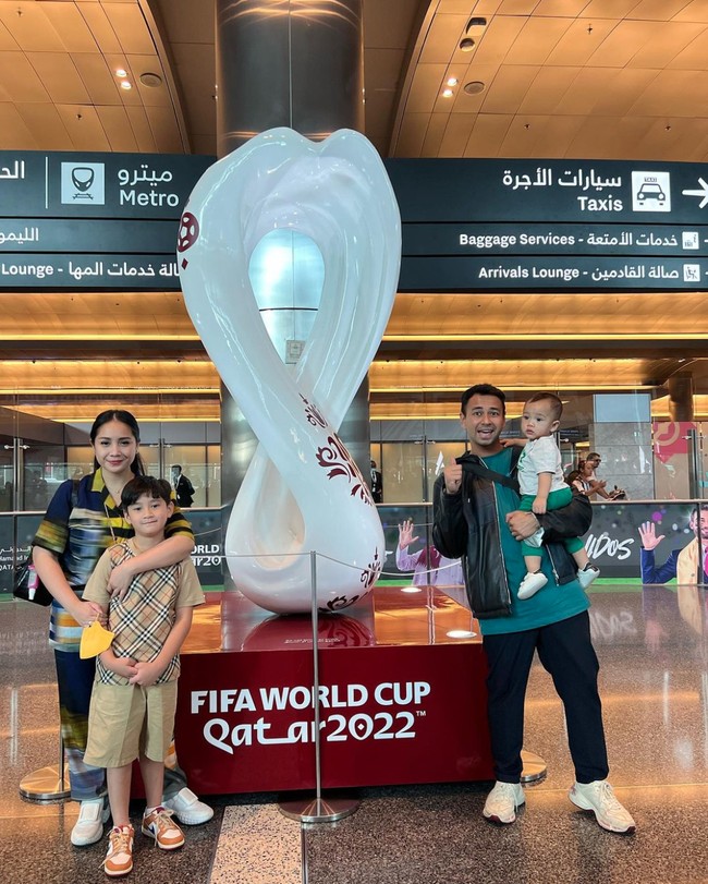 Nagita Slavina bersama rombongan dan keluarga kecilnya beberapa waktu lalu bertolak ke Qatar untuk menonton Piala Dunia 2022 secara langsung. Melalui akun Instagramnya, Raffi dan Nagita pun tampak membagikan momen-momen ketika mereka berada di sana. Foto: Instagram/@raffinagita1717