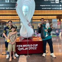 Nagita Slavina bersama rombongan dan keluarga kecilnya beberapa waktu lalu bertolak ke Qatar untuk menonton Piala Dunia 2022 secara langsung. Melalui akun Instagramnya, Raffi dan Nagita pun tampak membagikan momen-momen ketika mereka berada di sana. Foto: Instagram/@raffinagita1717