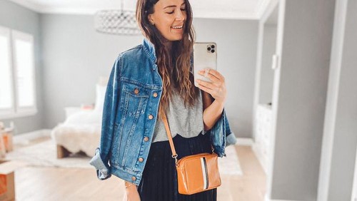 Potret OOTD dengan rok plisket.