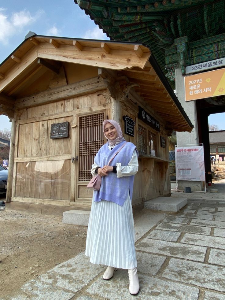 Potret OOTD dengan rok plisket.