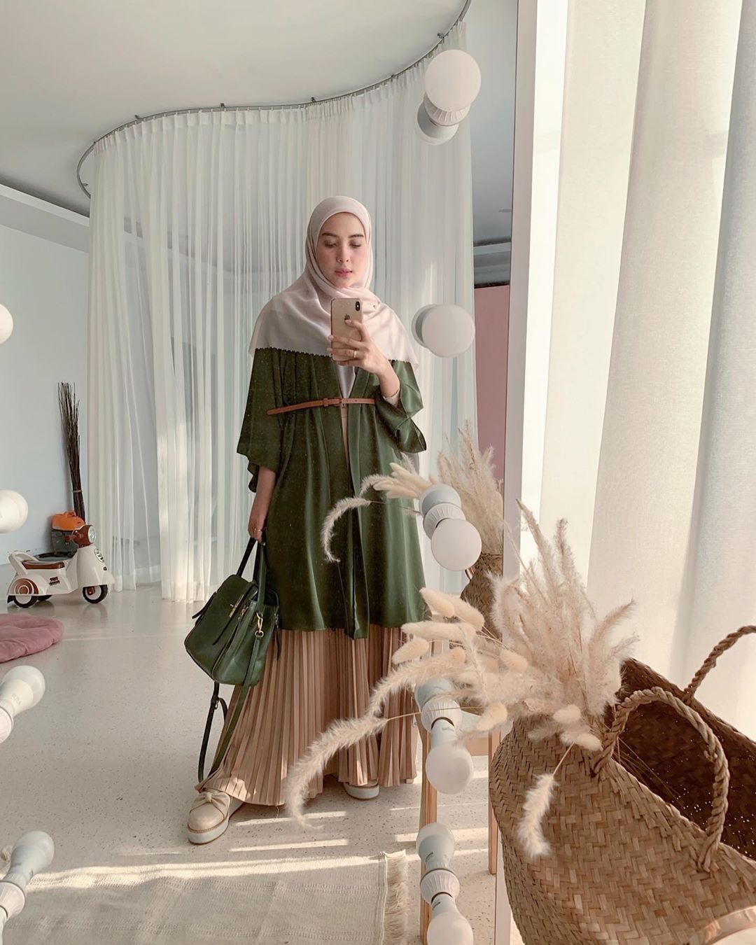 Potret OOTD dengan rok plisket.
