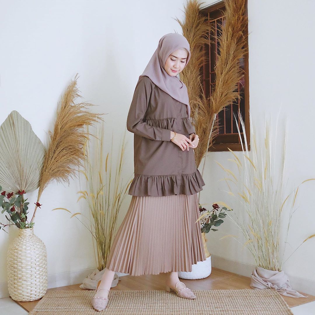 Potret OOTD dengan rok plisket.