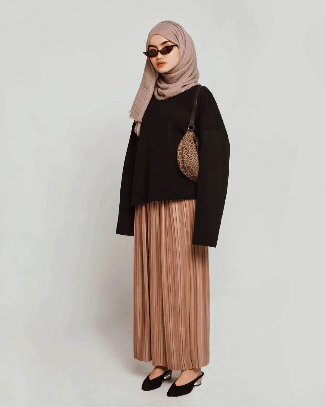 Potret OOTD dengan rok plisket.
