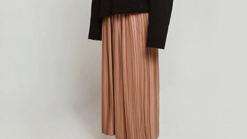 Potret OOTD dengan rok plisket.