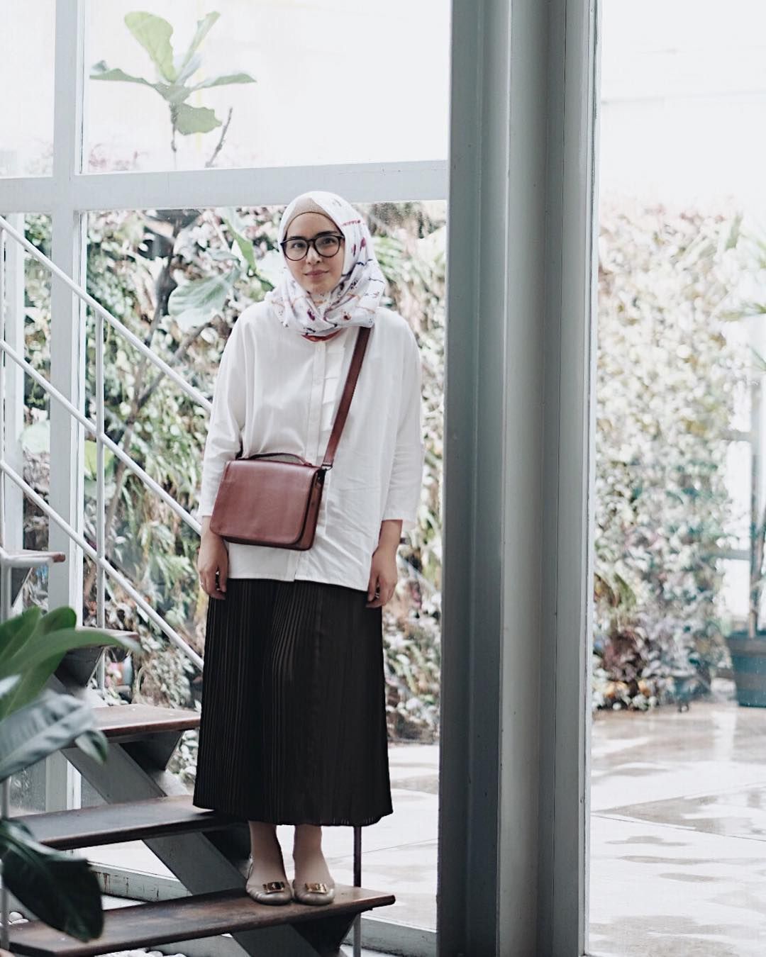Potret OOTD dengan rok plisket.