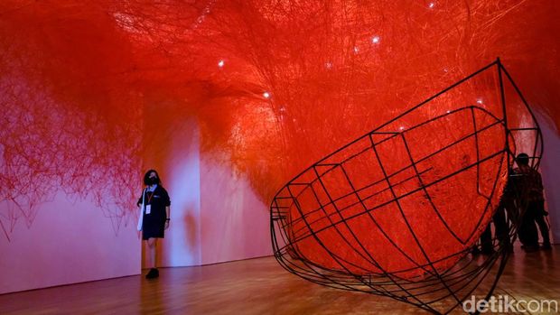 Seniman Chiharu Shiota berpose dengan latar belakang karyanya yang bertemakan The Soul Trembles di Museum MACAN, Jakarta, Kamis (24/11/2022).