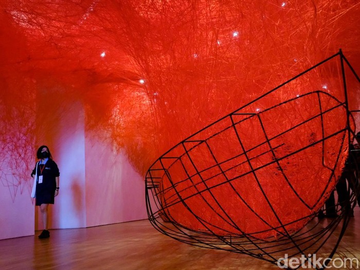 Seniman Chiharu Shiota berpose dengan latar belakang karyanya yang bertemakan The Soul Trembles di Museum MACAN, Jakarta, Kamis (24/11/2022).