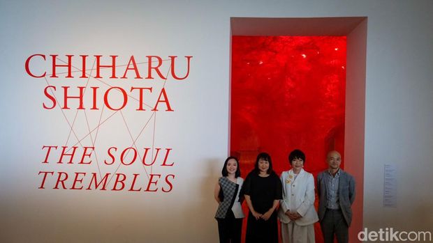 Seniman Chiharu Shiota berpose dengan latar belakang karyanya yang bertemakan The Soul Trembles di Museum MACAN, Jakarta, Kamis (24/11/2022).