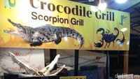 Jika traveler menginginkan kuliner ekstrem pun ada di pasar malam Chiang Mai ini.