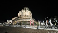 Wat Chedi Luang namanya. Bangunan tua itu adalah tempat patung emerald Buddha di Grand Palace Bangkok berasal.
