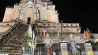 Ini adalah candi terbesar di Thailand yang juga dipergunakan sebagai wihara.