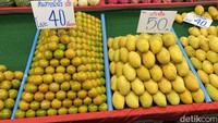 Pasar buah 24 jam Chiang Mai juga menjadi rujukan turis asing saat berkeliling kota.