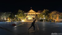 Ini adalah Three Kings Monument. Pelatarannya digunakan para skater saat malam tiba.