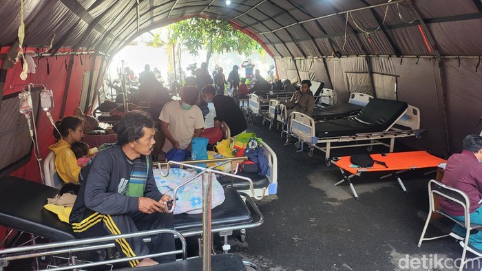 Pasien di RSUD Sayang Cianjur dirawat di tenda-tenda penampungan.