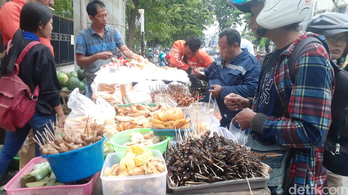 Pembeli mengerubuti pedagang gilo-gilo di Semarang, Kamis (24/11/2022).